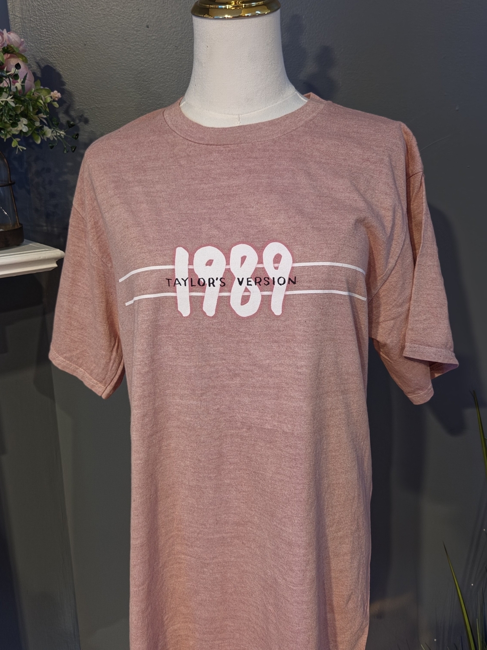 ✨️ New ✨️Official Taylor Swift 1989 Taylor's Version Pink Logo T-Shirt Size M.